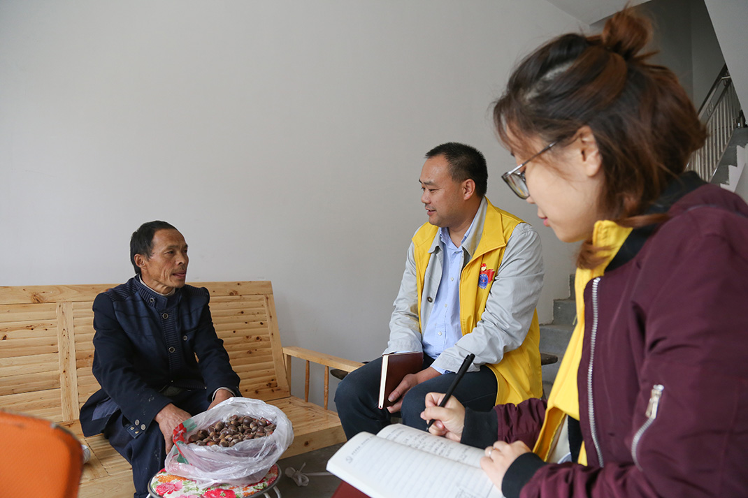 4集團機關(guān)黨總支黨員干部慰問貧困戶.jpg