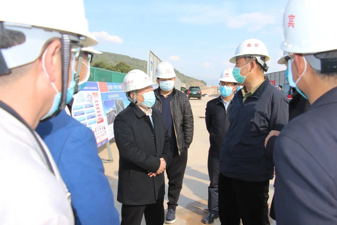 四川路橋下屬怡達(dá)公司復(fù)工戰(zhàn)“疫”工作獲省委常委曲木史哈點贊