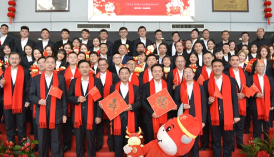 金牛送福，四川路橋點(diǎn)亮您的新年！