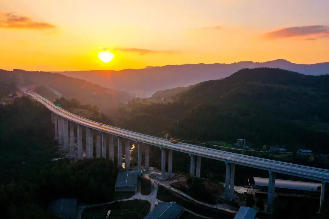 奮戰(zhàn)開門紅 | 鎮(zhèn)廣高速王通段建成通車！