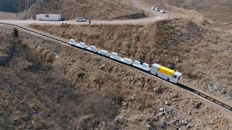 全國首例！國內(nèi)首臺套超大坡度機(jī)車編組通過驗(yàn)收順利下線