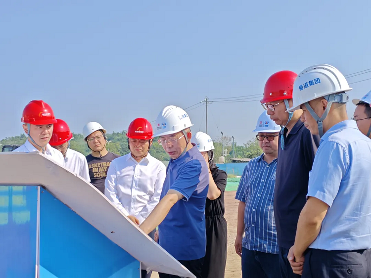 四川省住房和城鄉(xiāng)建設(shè)廳黨組成員、副廳長葉長春帶隊(duì)赴路橋集團(tuán)公路二分公司機(jī)場排水項(xiàng)目開展調(diào)研