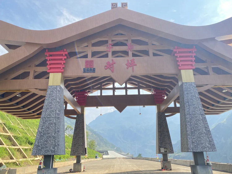 項(xiàng)目動(dòng)態(tài) | G4216線金寧段對(duì)坪收費(fèi)站收費(fèi)大棚順利建成